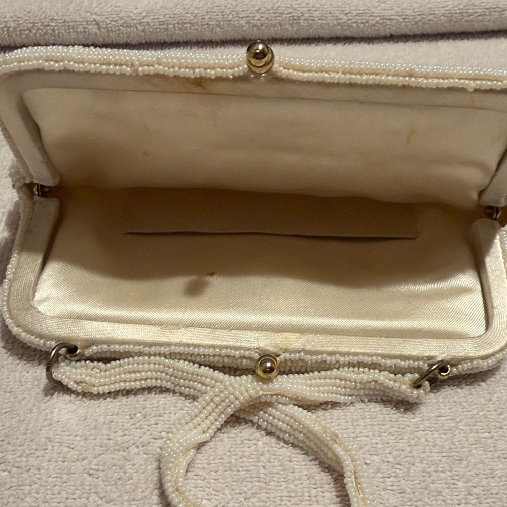 DE Lill Elegant Cream Beaded Handbag